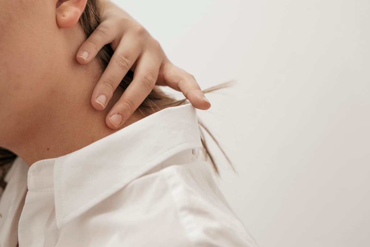 Donuk Omuz (Frozen Shoulder): Nedenleri, Fazları ve Fizyoterapi ile İyileşme — Fzt. Senem Elmalı, Bahçelievler fizyoterapi